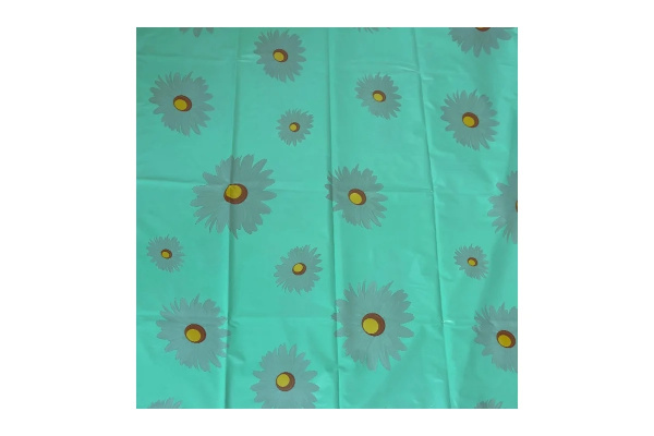 2_Скатерть полиэтиленовая 180_220, зеленая в ромашку УМНИЧКА